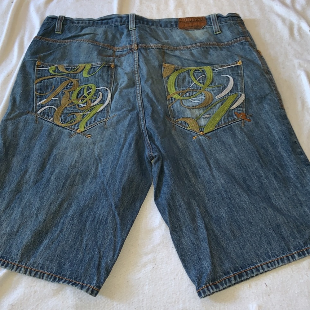 Men’s Y2K ROCAWEAR DENIM jeans SHORTS embroidered pockets wide baggy 44” waist